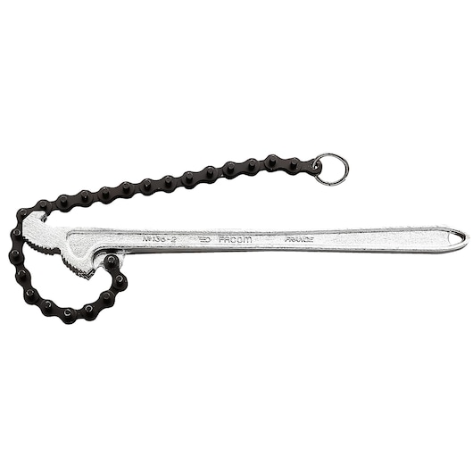 Facom 136C_4 chain pipe wrench, silver metal handle with black chain, side view on white background.