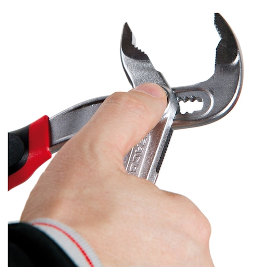 Photo of Facom adjustable wrench 181A_25CPE being gripped and adjusted, close-up on handle and jaws.