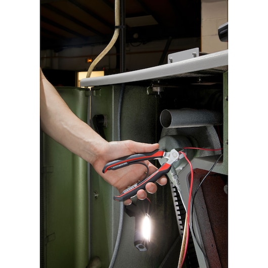 Facom 192A20CPE diagonal cutting pliers with black and red handle cutting wires during electrical repair.