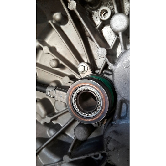 Facom 217.J2PB close-up photography of metal bearing inside automotive assembly.