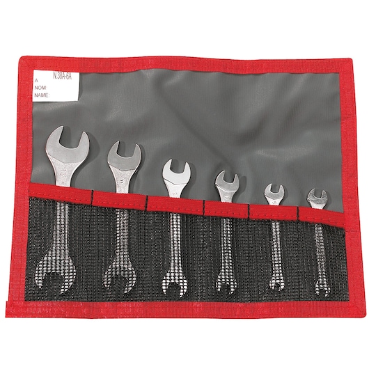 Facom 22_JE6T photography of six open-end wrenches in a red and black tool roll, front angle.
