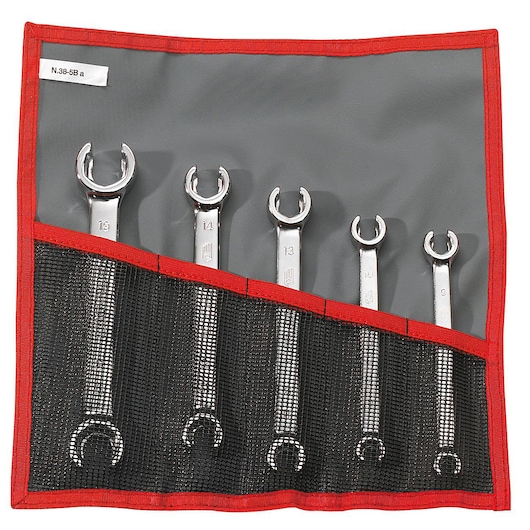 Facom 43_JE5T flare nut wrench set, five chrome wrenches in a grey and red roll-up pouch, frontal view.