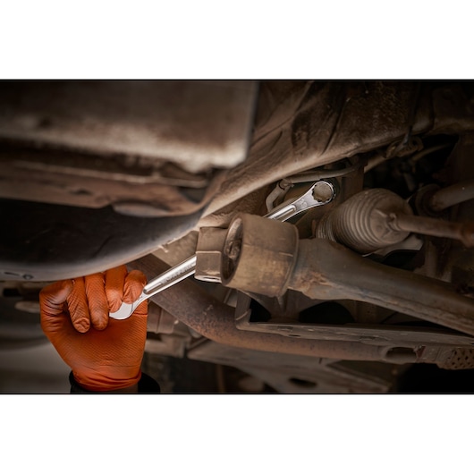 Facom 440XL_19 wrench used on car suspension, gloved hand visible, close-up, SKU 440XL_19.