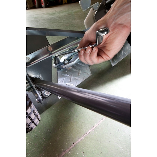 Facom 55A21X23 hand adjusting lever mechanism on industrial equipment, close-up view.