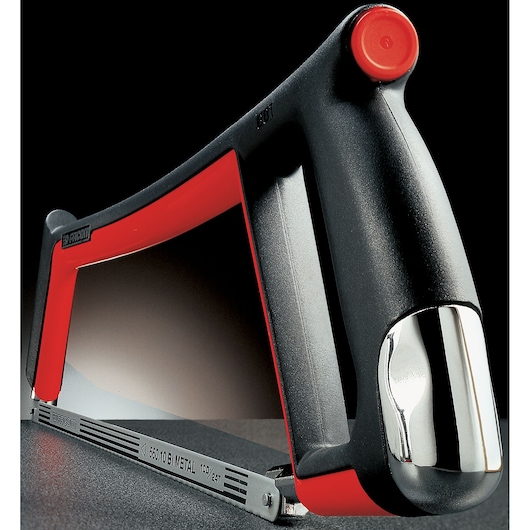 Facom 601 hacksaw with black and red ergonomic frame and silver tension knob, close-up angle.