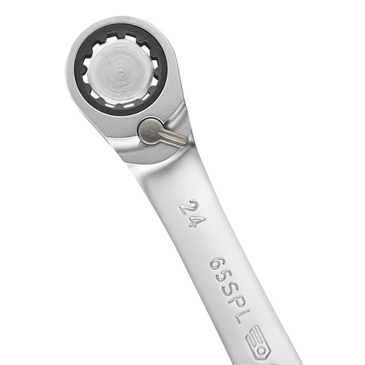 Facom ratcheting combination wrench 65_7X9SPL, close-up on the ratchet head and switch, on white background.