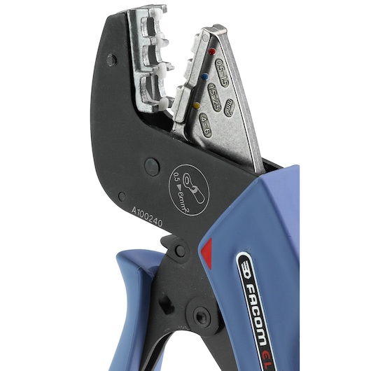Photo of Facom crimping tool with blue handles, close-up side view, SKU 673838.