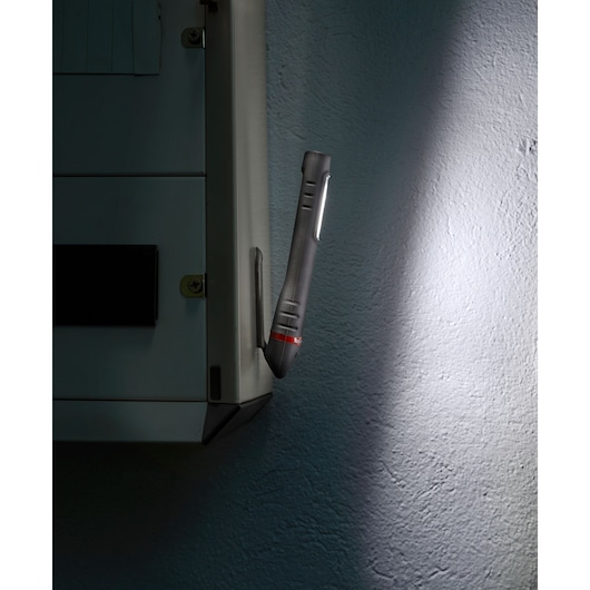 Facom 779_PEN2PB slim LED inspection light with red accent, mounted vertically, projecting beam onto wall.