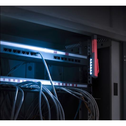 Facom 779.PENPB LED inspection lamp illuminating network cables in a server rack.
