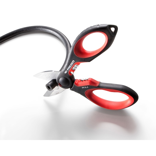 Facom 841A.3PB cable cutters with black and red ergonomic handles and sharp steel blades, photography with white background.