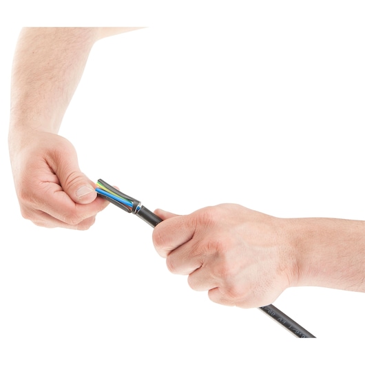 Facom 872271 photography of hands stripping black electrical cable, exposing colored wires, on white background.
