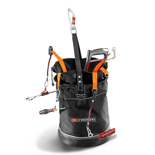 Facom BAG-CLIMBSLS black tool bag with orange straps, filled with tools and carabiners, front angle photo.