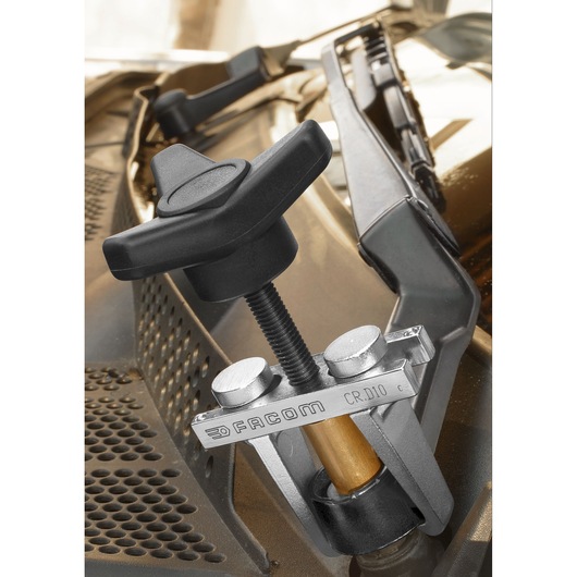 Facom CR_D10 automotive puller tool in use, close-up, silver and black finish, photo of product category.