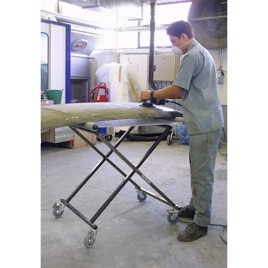 Facom CR_S7 adjustable metal worktable with caster wheels, side view, used in workshop