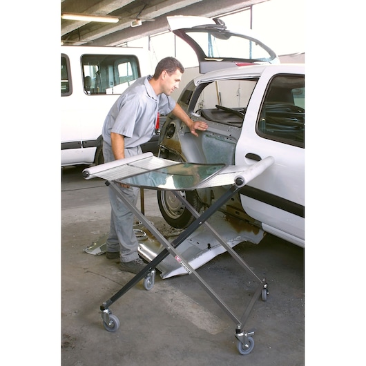 Facom CR_S7 folding workshop stand with glass panel, used for car repair.