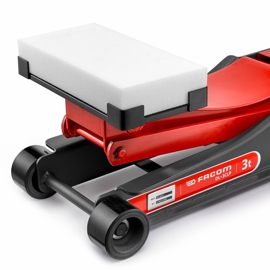 Facom DL_32ASUP car jack side angle with white pad, red and black design, photography.