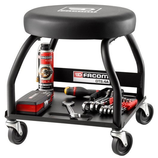 Facom DTS_4A rolling workshop stool with padded seat, lower tray holding tools, spray can, and parts, studio angle.