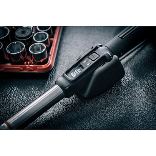 Facom E_516ST-135PB digital torque wrench with battery indicator, close-up photography with socket set.