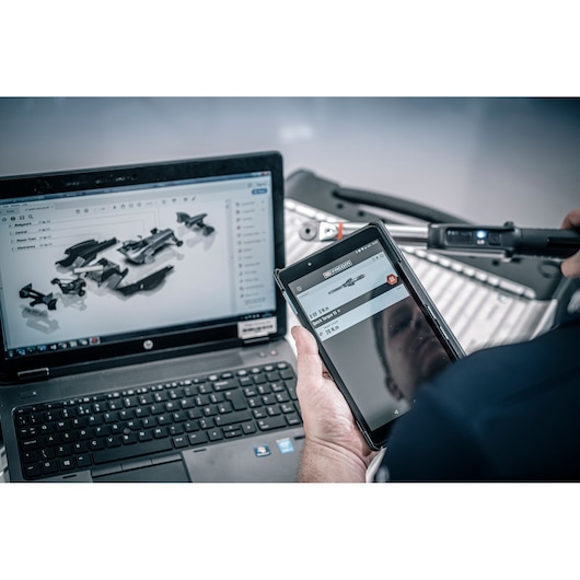 Facom E_516ST-30PB tablet and laptop showing technical diagrams, used for digital tool management.