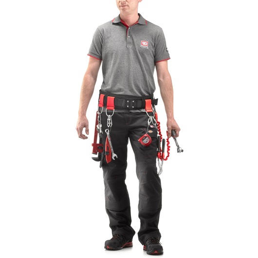 Facom MOUSQ6X60SLS photography of worker wearing grey polo and black tool belt with safety lanyards and tools, front view.