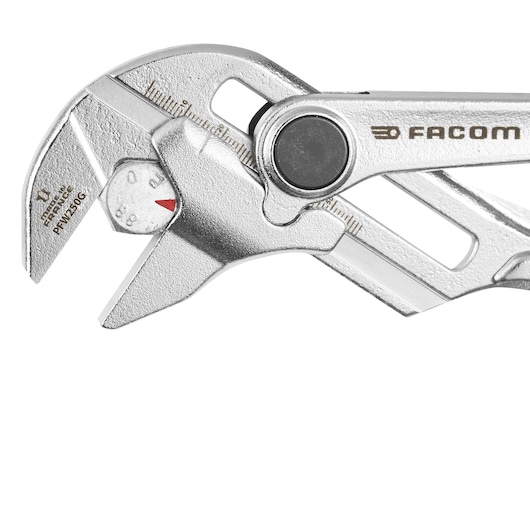 Facom PWF250G adjustable wrench, silver, close-up on white background, photography SKU PWF250G.