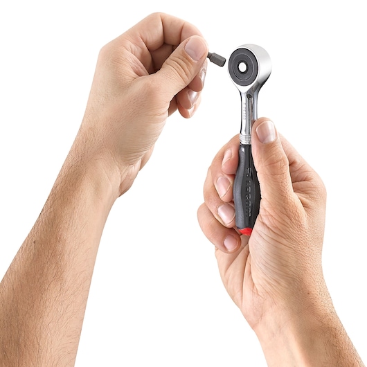 Photo of Facom ratchet handle R_PE360 held by hands with small accessory, product category: Photography.