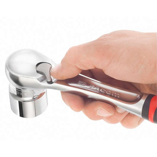 Facom SL_161 ratchet wrench with chrome socket, close-up of hand using tool, photography on white background.
