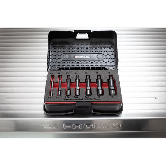Facom SXE_J7MGRPPB extractor set in black case with seven pieces, shown from above on metal surface.