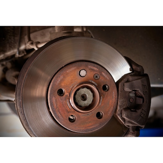 Facom SXE_J7MGRPPB car brake disc and caliper close-up, photo from front angle.
