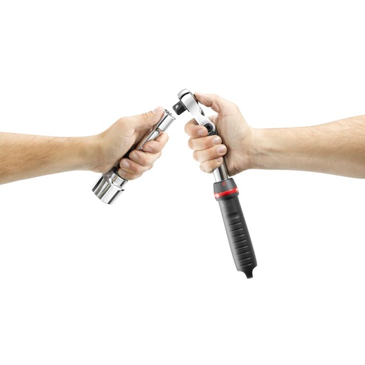 Facom SXL_171 ratchet wrench with black grip and extension piece held by two hands, white background, side view.